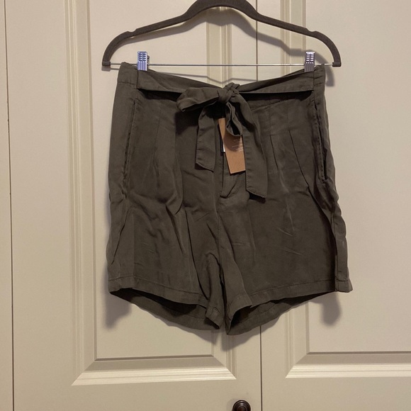 New with tags high waisted olive tie front shorts - Picture 1 of 4